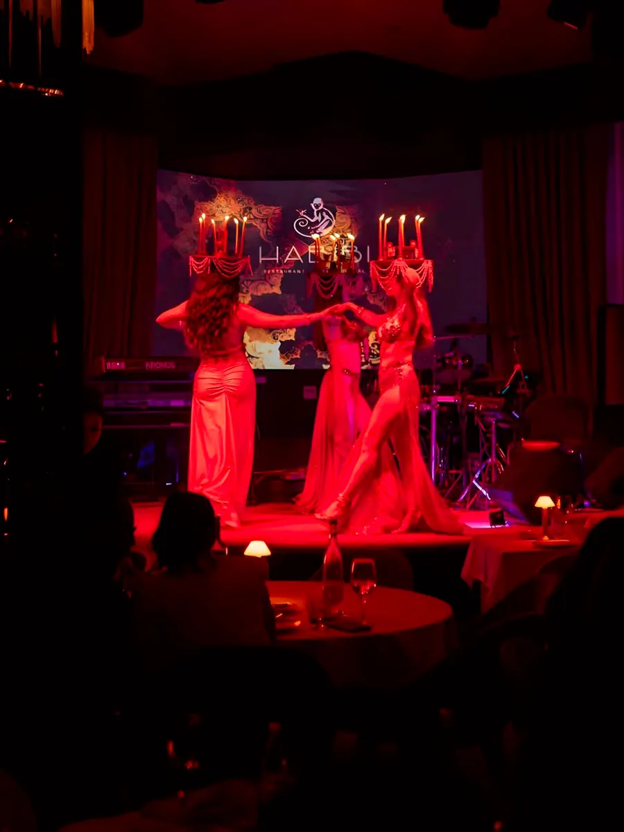Habibi Casablanca, spectacle de danse dans une ambiance rouge intimiste